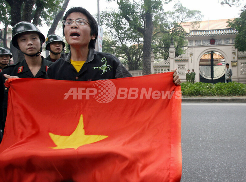 ベトナムの中国大使館前でデモ　南沙・西沙諸島領有問題