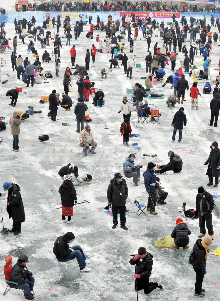 氷上に釣り人集う 恒例のヤマメ穴釣り大会 韓国 華川 写真9枚 国際ニュース Afpbb News