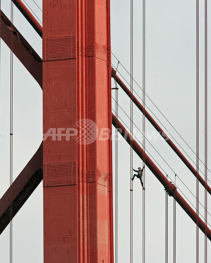 フランスの スパイダーマン ポルトガルの巨大鉄橋に出現 写真6枚 国際ニュース Afpbb News