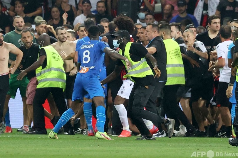 サッカー仏1部で乱闘 ファンもピッチ侵入 試合は中止に 写真13枚 国際ニュース Afpbb News