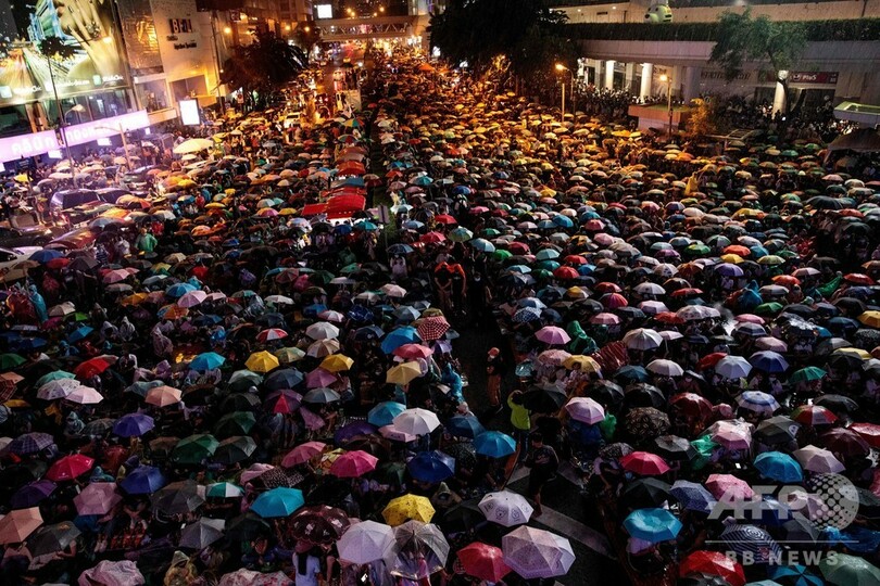 タイ警察、デモ隊に放水 集会禁止令も抗議続く