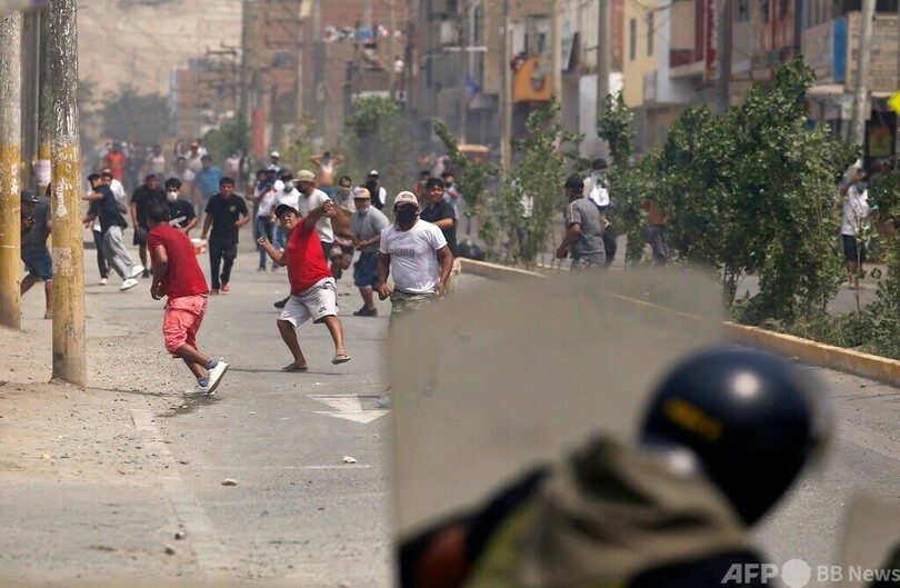 ペルー首都に外出禁止令 デモ暴徒化