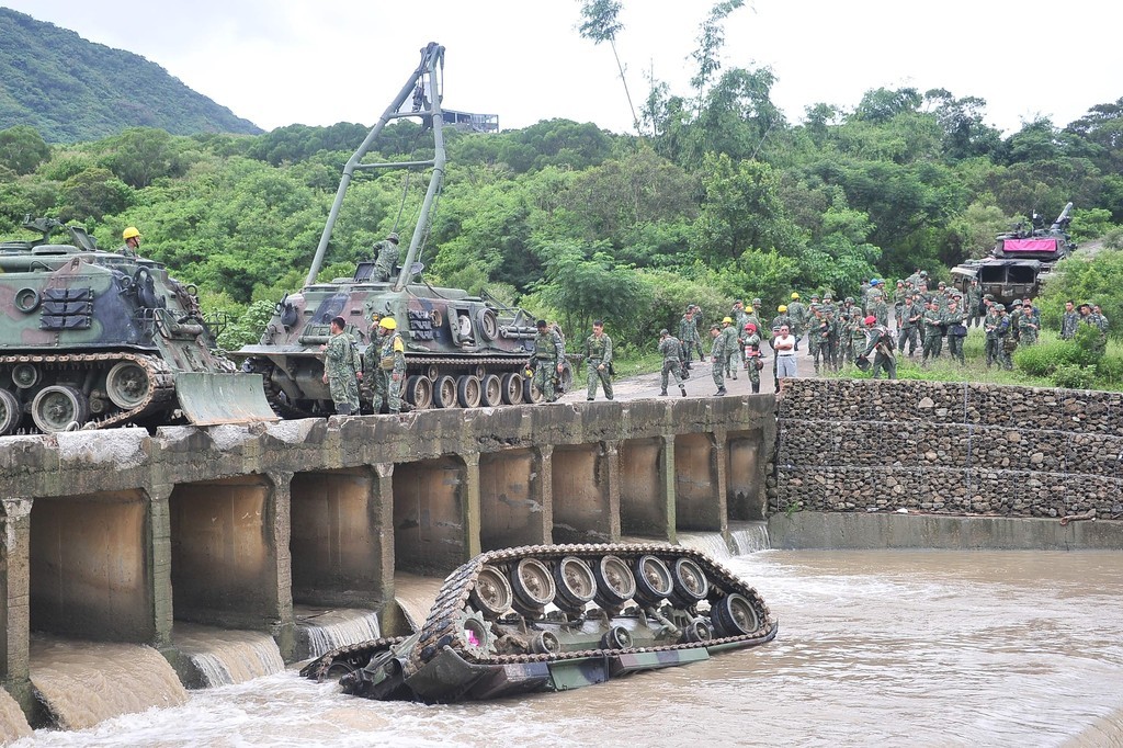 戦車が川に転落、兵士3人死亡 台湾 戦車が川に転落、兵士3人死亡 台湾