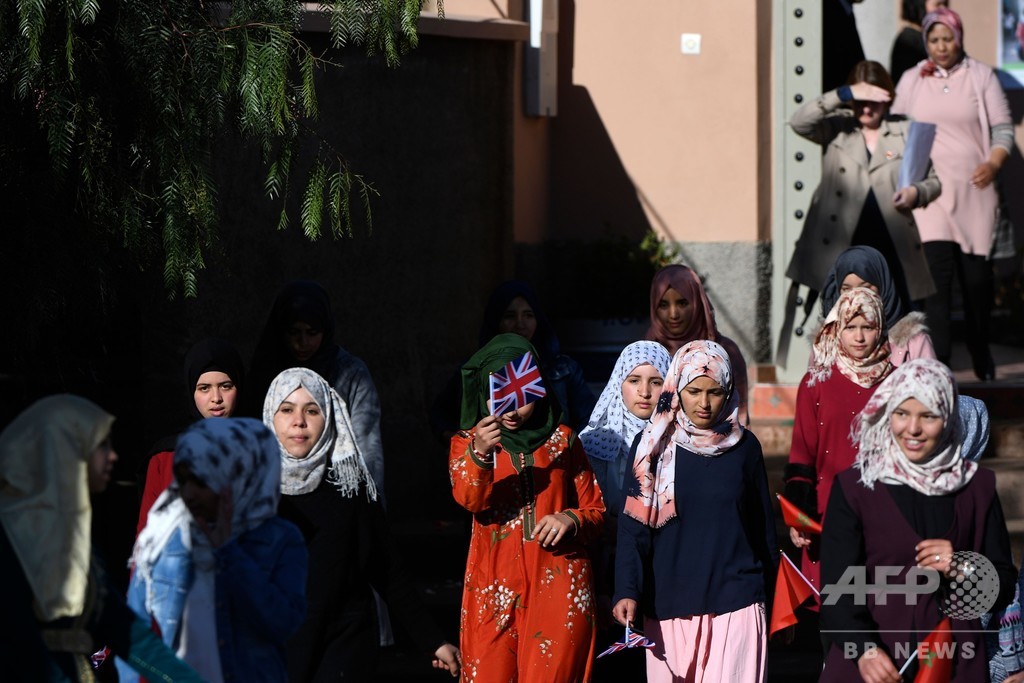 国際ニュース：AFPBB Newsモロッコ訪問中の英王子夫妻、地元女子生徒らと交流
