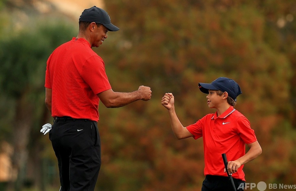 ウッズ、7位も11歳息子とのラウンドに感無量 「一生の思い出」 写真9枚