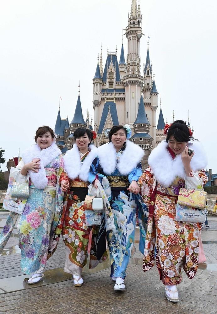 ディズニーランドで成人式 ミッキーらが祝福 千葉県浦安市 写真11枚 国際ニュース Afpbb News