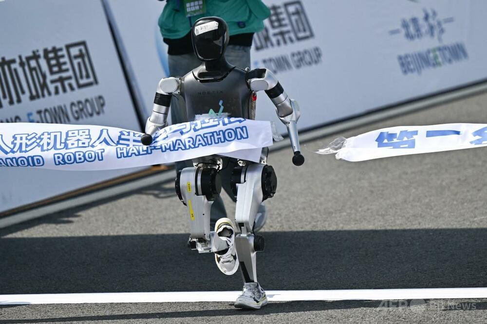 人型ロボット、世界初のハーフマラソン参加 最先端技術を