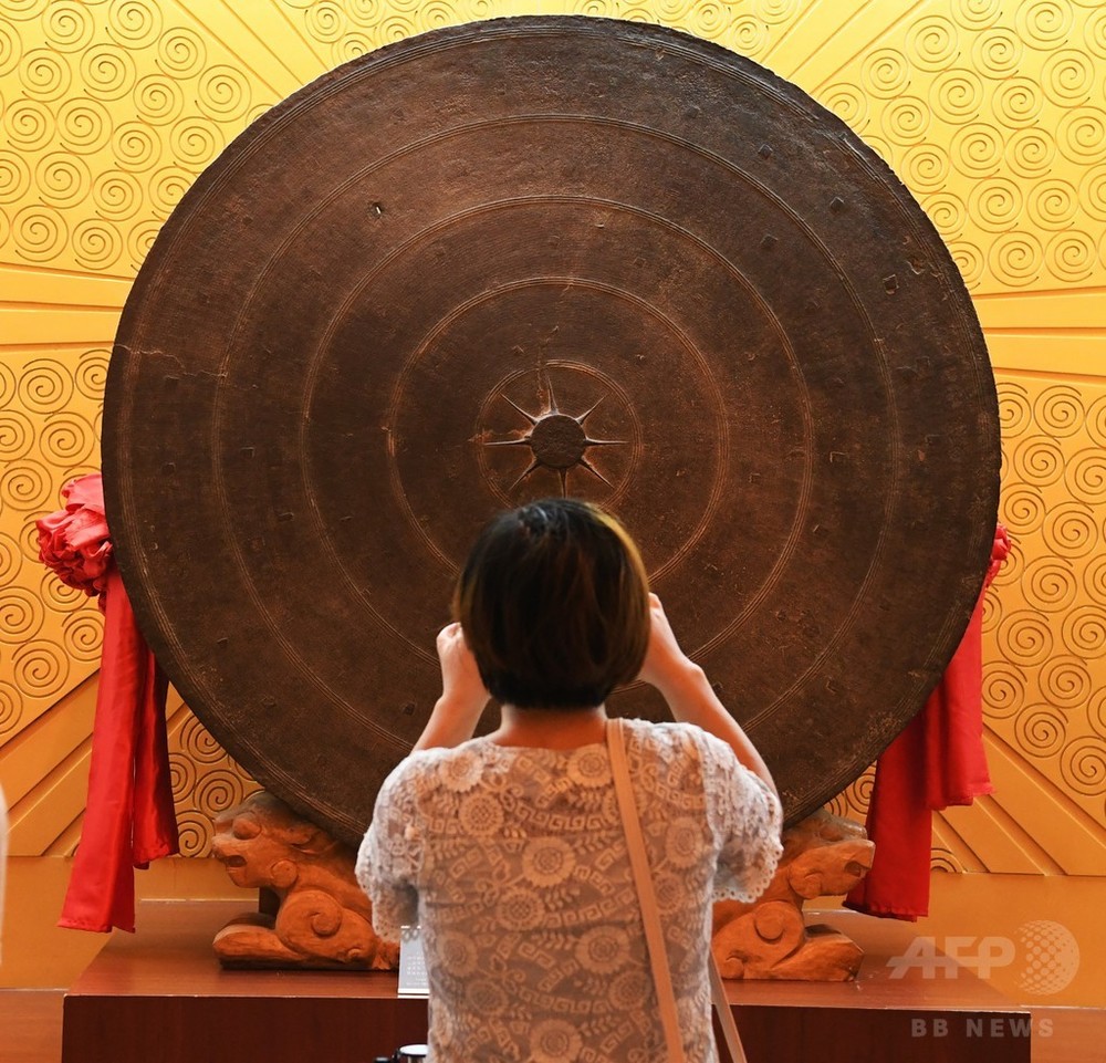 銅鼓 オブジェ 銅製 高8.5cm 直径9.8cm 考古学史上「最大」300キロの銅鼓 写真2枚 国際ニュース：AFPBB News