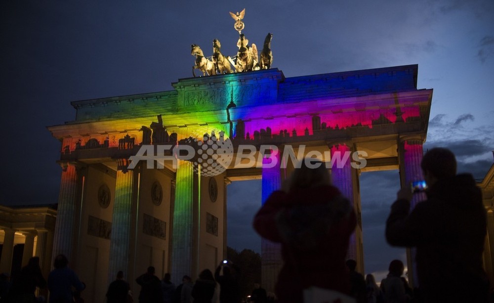 虹色に光るブランデンブルク門、独首都で「光の祭典」 写真3枚 虹色に光るブランデンブルク門、独首都で「光の祭典」 写真3枚