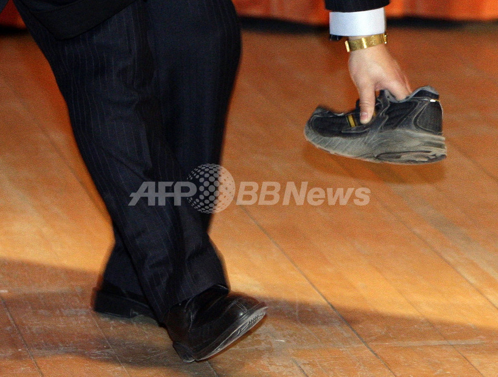 中国の温首相、英ケンブリッジ大で講演中に靴を投げられる 写真4枚 国際ニュース:AFPBB News