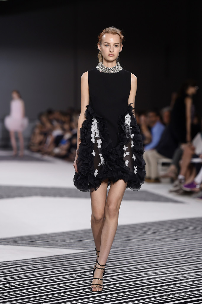 夢を運ぶロマンティックなドレス、「ジャンヴァティスタ・ヴァリ」15/16年秋冬オートクチュール