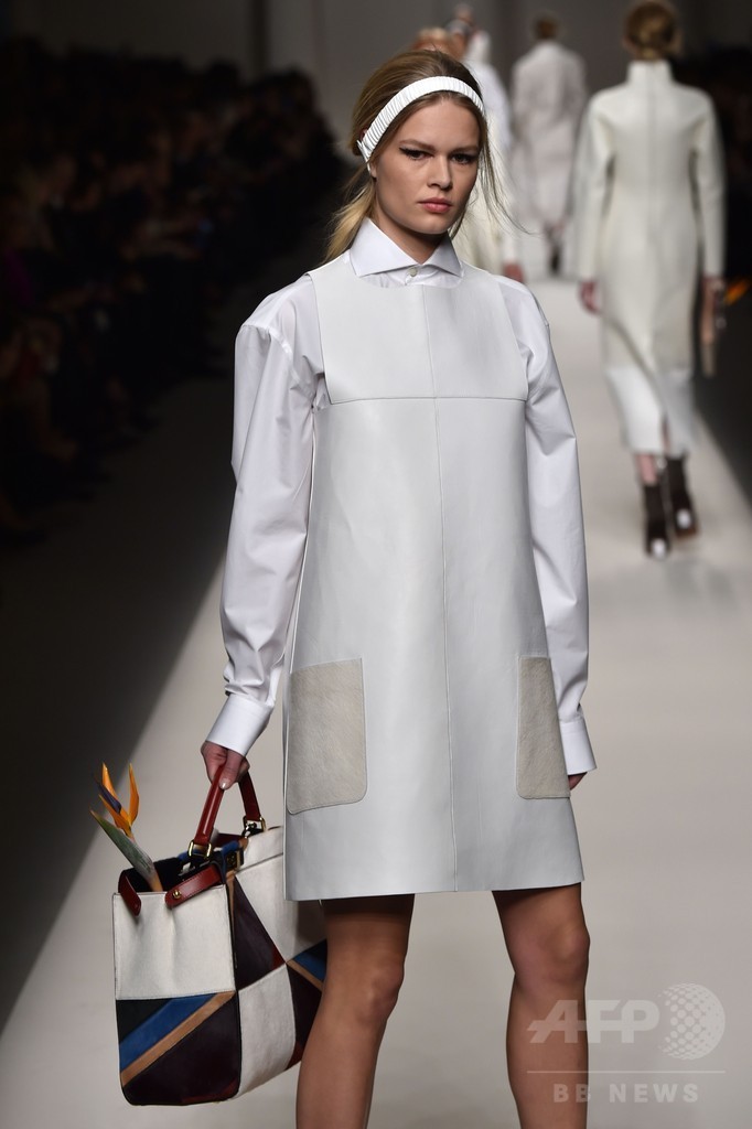 スイスのアーティスト、ゾフィー・トイベル=アルプの作品から着想、「フェンディ」15/16秋冬