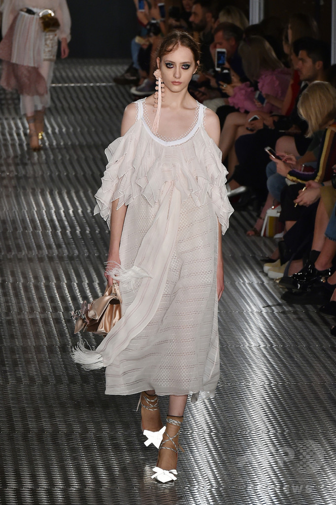 「ヌメロ ヴェントゥーノ」17年春夏