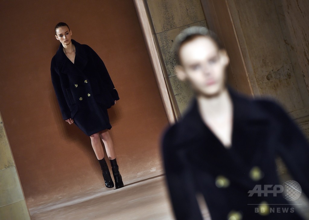 アシンメトリーな裾とドレープでフェミニンに、「ヴィクトリア ベッカム」15/16年秋冬