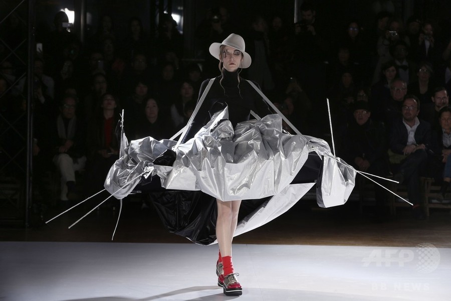 古代ギリシャに着想を得た一枚の布で見せる服、「ヨウジヤマモト」15/16秋冬