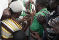 ハイチの首都ポルトープランス（Port-au-Prince）で、崩壊した大統領官邸のフェンスの内側から集まった市民と語るルネ・プレバル（Rene Preval）ハイチ大統領（奥、2010年1月30日撮影）。(c)AFP/JEAN-PHILIPPE KSIAZEK