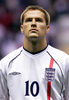 サッカー元イングランド代表のマイケル・オーウェン（Michael Owen）が19日、12-13シーズン限りで現役引退することを表明した。

アルバニアとの2002年W杯日韓大会欧州予選で試合開始を待つマイケル・オーウェン（2001年9月5日撮影）。(c)AFP/GERRY PENNY
