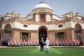インド・ニューデリーで握手するナレンドラ・モディ首相（右）と英国のボリス・ジョンソン首相（2022年4月22日撮影）。(c)Stefan Rousseau / POOL / AFP