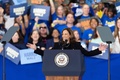 米ノースカロライナ州ローリーでの選挙集会で、演説するカマラ・ハリス副大統領（2024年10月30日撮影）。(c)Ryan M. Kelly / AFP