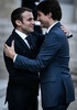 仏パリのエリゼ宮（大統領府）に到着したカナダのジャスティン・トルドー首相（右）を迎えるエマニュエル・マクロン仏大統領（2018年4月16日撮影）。(c)AFP PHOTO / STEPHANE DE SAKUTIN