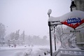 大量の雪に覆われたスペイン・マドリード市内の地下鉄駅と、通り過ぎる人々（2021年1月9日撮影）。(c)GABRIEL BOUYS / AFP