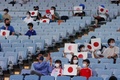 東京五輪、サッカー女子1次ラウンド・グループE、チリ対日本。日本国旗を掲げるファン（2021年7月27日撮影）。(c)Kohei CHIBAHARA / AFP