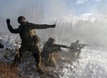 ウクライナの首都キエフ近郊で訓練を受けるウクライナ軍の予備役（2021年12月25日撮影）。(c)Sergei SUPINSKY / AFP