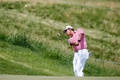 男子ゴルフ米国ツアーメジャー第2戦、全米オープン選手権を控え、練習ラウンドに臨む松山英樹（2017年6月14日撮影）。(c)AFP/Getty Images/Gregory Shamusa