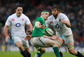 ラグビーシックスネイションズ（Six Nations Rugby 2013）は10日、第2週の1試合が行われ、イングランドが12-6でアイルランドを下し、グランドスラム（全勝優勝）へ向けて開幕2連勝を飾った。

イングランドの選手に囲まれボールコントロールを失うアイルランドのブライアン・オドリスコル（Brian O&apos;Driscoll、2013年2月10日撮影）。(c)AFP/PETER MUHLY