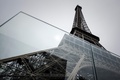仏パリのエッフェル塔の周囲に設置された防弾ガラス製の壁（2018年6月14日撮影）。(c)AFP PHOTO / Philippe LOPEZ