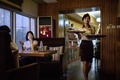 北朝鮮の平壌にあるハンバーガーショップ「グリーンリーフ・コーヒーショップ」で、ハンバーガーを運ぶ店員（2018年7月27日撮影）。(c)Ed JONES / AFP
