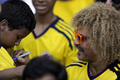 2014年サッカーW杯ブラジル大会（2014 World Cup）の南米予選は7日、第7節の試合が各地で行われ、ウルグアイは0-4でコロンビアに完敗した。

試合前のスタンドでファンへのサインに応じる元コロンビア代表のカルロス・バルデラマ（Carlos Valderrama）氏（2012年9月7日撮影）。(c)AFP/EITAN ABRAMOVICH