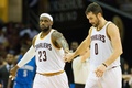 14-15NBA、クリーブランド・キャバリアーズ（Cleveland Cavaliers）対オーランド・マジック（Orlando Magic）。第1クオーターにケビン・ラブ（Kevin Love、右）とタッチを交わすクリーブランド・キャバリアーズのレブロン・ジェームズ（LeBron James、2014年11月24日撮影）。(c)AFP/Getty Images/Jason Miller