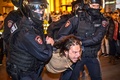 ロシアの首都モスクワで、ウラジーミル・プーチン大統領が発表した部分的動員令に反対するデモに参加し、警察に拘束される人（2022年9月21日撮影）。(c)Alexander NEMENOV / AFP 