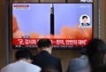 韓国の首都ソウルの駅で、北朝鮮のミサイル発射について報じるニュースを見る人々（2022年5月4日撮影、資料写真）。(c)JUNG YEON-JE / AFP