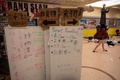香港理工大学の学生食堂の入り口に立つ像と散らかった周囲（2019年11月20日撮影）。(c)NICOLAS ASFOURI / AFP