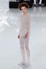 フランス・パリ市内で発表された「シャネル（CHANEL）」14年春夏オートクチュールコレクション（2014年1月21日撮影）。(c)AFP/PATRICK KOVARIK