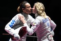 リオデジャネイロ五輪、フェンシング女子フルーレ個人決勝。競技を終えたイタリアのエリーザ・ディフランチェスカ（左）とロシアのインナ・デリグラソワ（2016年8月10日撮影）。(c)AFP/Kirill KUDRYAVTSEV
