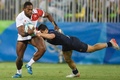 リオデジャネイロ五輪、7人制ラグビー男子準々決勝、日本対フランス。フランスの選手のタックルを受けるトゥキリ・ロテ（2016年8月10日撮影）。(c)AFP/PHILIPPE LOPEZ