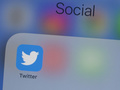 スマートフォンの画面に表示されたツイッターのロゴ（2019年7月10日撮影、資料写真）。(c)Alastair Pike / AFP