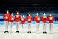 北京冬季五輪、フィギュアスケート団体戦。表彰式で大会マスコットを手に喜ぶ日本の選手（2022年2月7日撮影）。(c)WANG Zhao / AFP