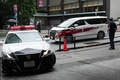 都内のホテルに到着する、国際オリンピック委員会のトーマス・バッハ会長を乗せた車両（右、2021年7月8日撮影）。(c)Eugene Hoshiko / POOL / AFP