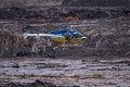 ブラジル南東部ブルマジニョ近郊の鉱山で起きたダム決壊の被害を受けた地域で捜索活動を行う救助隊（2019年1月28日撮影）。(c)DOUGLAS MAGNO / AFP
