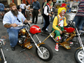 2007年10月8日、毎年恒例「コロンブス・デー（Columbus Day）」の日に、ニューヨークの五番街でミニバイクに乗ってパレードに参加する男性。(c)AFP/TIMOTHY A. CLARY