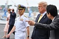 神奈川県横須賀市の横須賀基地で海上自衛隊の護衛艦「かが」を視察する安倍晋三首相とドナルド・トランプ米大統領（2019年5月28日撮影）。(c)Charly TRIBALLEAU / POOL / AFP
