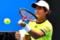 全豪オープンテニス、男子シングルス1回戦。リターンを打つ西岡良仁（2022年1月17日撮影）。(c)Paul Crock / AFP