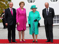 ダブリン（Dublin）の大統領公邸での記念撮影。右からフィリップ殿下（Prince Philip）、エリザベス女王（Queen Elizabeth II）、メアリー・マカリース（Mary McAleese）大統領、マカリース大統領の夫（2011年5月17日撮影）。(c)AFP/Peter Muhly