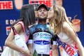 第96回ジロ・デ・イタリア（2013 Giro d&apos;Italia）は26日、第21ステージ（リエーゼ・ピオ・デチモからブレシア、197キロメートル）が行われ、アスタナ（Astana）のヴィンセンツォ・ニバリ（Vincenzo Nibali、イタリア）が総合優勝を果たした。

ステージ優勝にはオメガファルマ・クイックステップ（Omega Pharma-Quick Step）のマーク・カヴェンディッシュ（Mark Cavendish）が輝いた。

ステージ優勝を果たし祝福のキスを受けるオメガファルマ・クイックステップのマーク・カヴェンディッシュ（2013年5月26日撮影）。(c)AFP/LUK BENIES