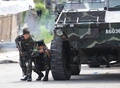 イスラム武装勢力の襲撃を受けたフィリピン南部ミンダナオ（Mindanao）島の商業都市サンボアンガ（Zamboanga）では、襲撃から4日目となる12日、軍と武装勢力との激しい戦闘が始まった。

独立運動を数十年にわたって続けている反政府勢力「モロ民族解放戦線（MNLF）」のメンバー約180人は9日、ボートでサンボアンガに上陸し、市沿岸部の村を占拠。村人らを「人間の盾」として軍に対抗している。これに対しフィリピン軍は精鋭およそ200人の部隊を投入し、警察の支援を受けて包囲網を狭めている。サンボアンガでは約1万3000人が自宅から避難しているほか、政府庁舎などには厳重な警備が敷かれ、街中は閑散としている。

写真は、武装勢力の狙撃に対応するフィリピン軍兵士（2013年9月12日撮影）。(c)AFP/TED ALJIBE