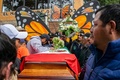メキシコ西部ミチョアカン州で執り行われた、自然保護活動家のオメロ・ゴメスさんの葬儀の様子（2020年1月30日撮影）。(c)Enrique Castro / AFP